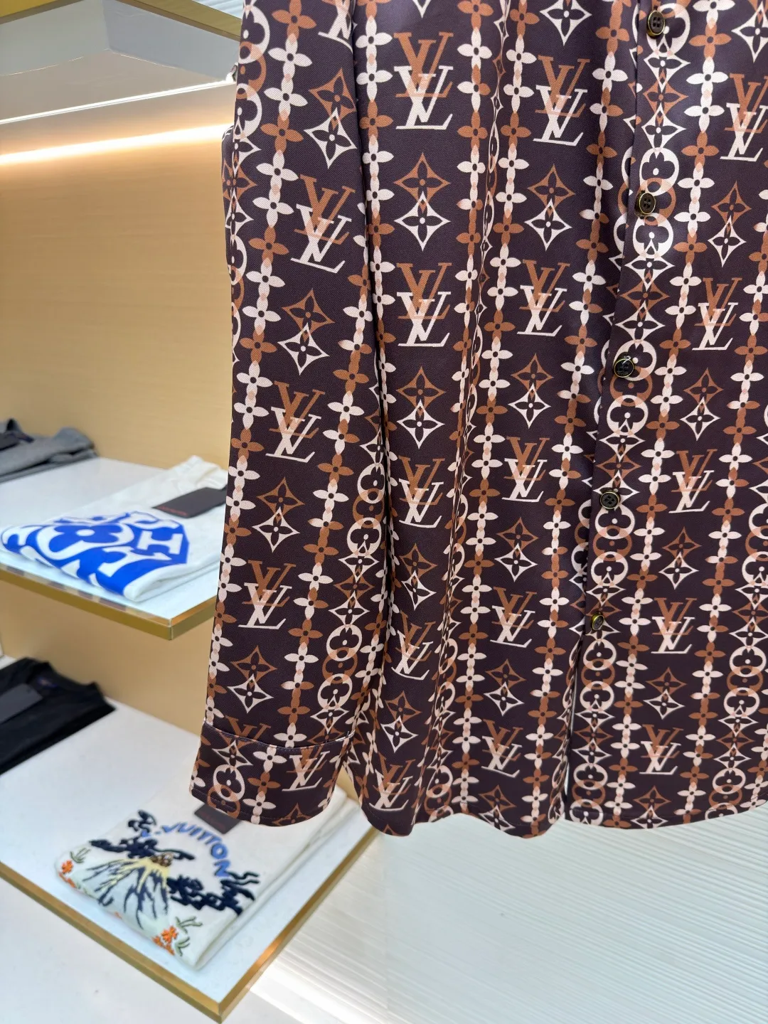 LOUIS VUITTON Overlap pattern printed long-sleeved mulberry silk shirt ●Original version: purchased and developed for 17000 ●Item number: 1682309-A60 ●Fabric: cotton fabric ●Technology: printing production ●Color: pattern ●Version: fitted version ●Weight: about 360 grams ●Size: S-M-L-XL ●Description: This Louis Vuitton all-over printed presbyopic shirt is made of high-count silk blended fabric. It is custom-woven and dyed to ensure the gloss and drape of the fabric while achieving precise coloring of the presbyopic pattern, with a color fastness of level five or above. The pattern printing uses digital direct printing combined with screen overprinting technology to accurately splice classic Monogram elements and geometric plaids. The alignment error of each LV logo and pattern is controlled within 0.5mm. The shirt pieces are laser cut and shaped, with no burrs on the edges and precise dimensions; the placket is made with hand-stitching technology, and the buttons are custom-made metal presbyopia buttons that fit perfectly with the fabric pattern. The double-needle hemming process on the shoulders and side seams improves wearability, and the collar has built-in elastic strips to prevent deformation after long-term wear. The overall stitch length is controlled at 8 stitches per centimeter, and the stitching is even and smooth, perfectly presenting the brand's high-end clothing technology standards. The overall wiring is straight and delicate, the fabric is comfortable and soft, and the color is consistent without color difference. It can be matched with the same style to create a fashionable look and control various occasions. Customized accessories, complete with three standards, same style for men and women!